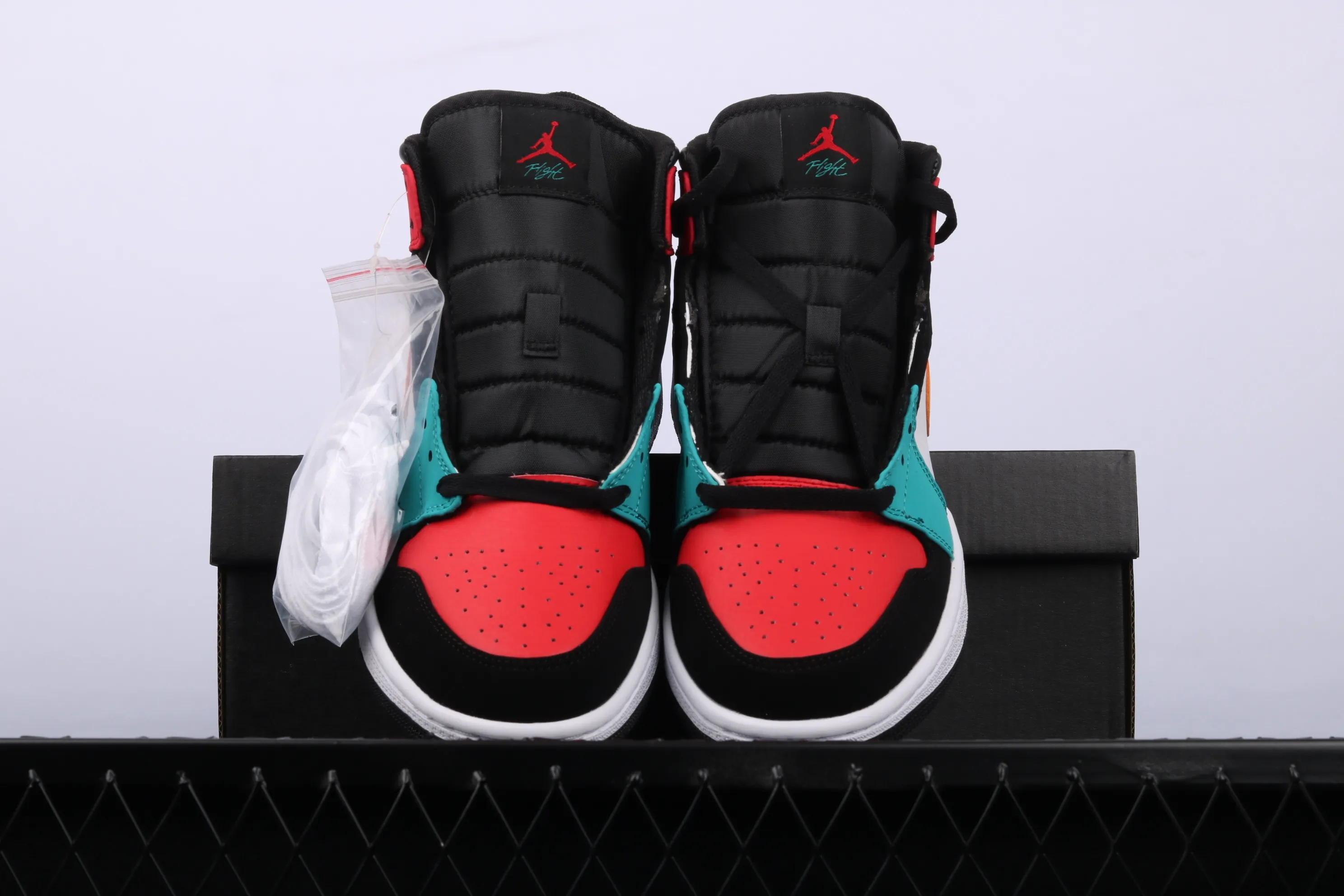 All categories Air Jordan Jordan series basketball shoes Air Jordan 1 Mid Air Jordan 1 Mid four-color stitching toe mid-top full toe layer authentic 554724-125
